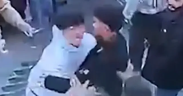 Mahmutpaşa’da hanutçu Çinli turiste saldırdı VİDEO İZLE