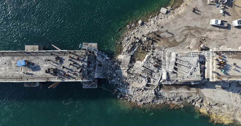 Suriye hükümeti, terör örgütü YPG nin Rakka da patlattığı köprüleri tadilata başladı