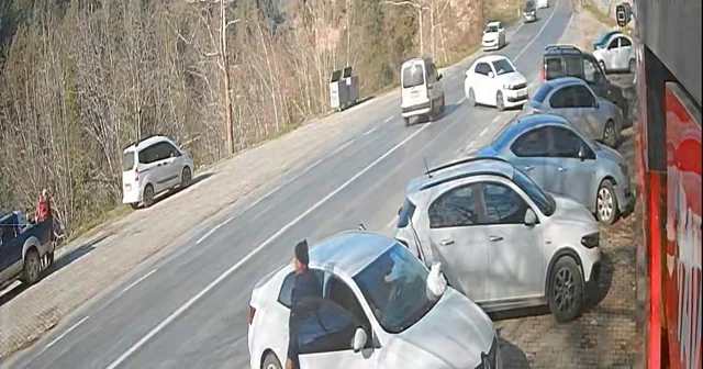 Hafif ticari aracın şarampole devrildiği kaza kamerada Mersin Haberleri