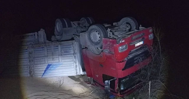 Seyir halindeki tır devrildi; 3 yaralı Bilecik Haberleri