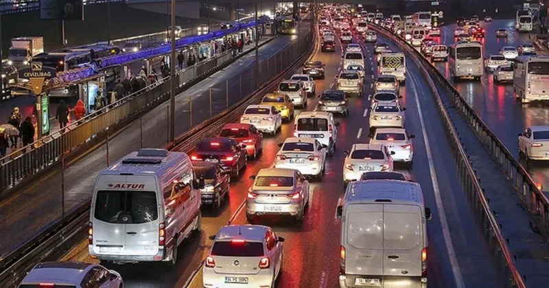 İstanbul da trafik kilitlendi: Harita kırmızıya büründü