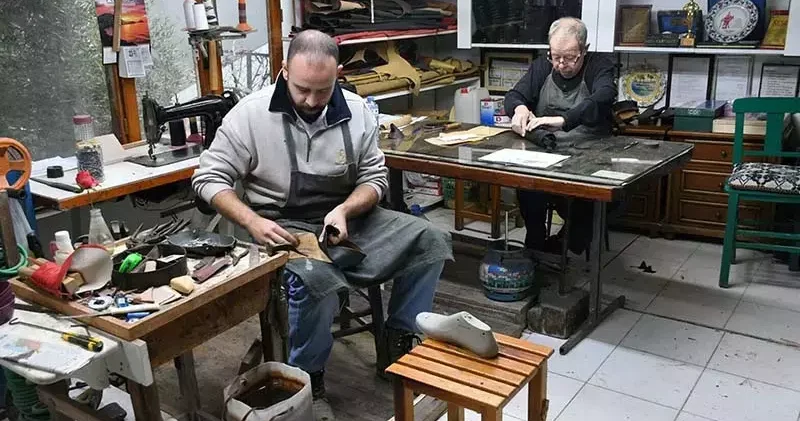Körüklü çizme ustası, mesleğini oğluyla birlikte yaşatıyor