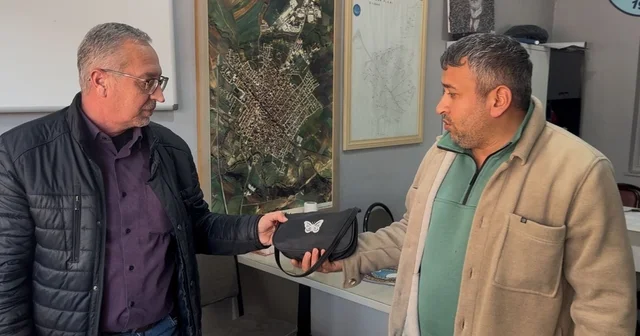 Muratlı da örnek davranış: Parkta bulduğu çantayı zabıtaya teslim etti Tekirdağ Haberleri