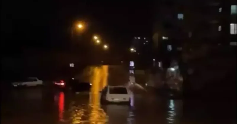 Adana’yı sağanak vurdu! Yollar bataklığa döndü, otomobiller sular altında kaldı