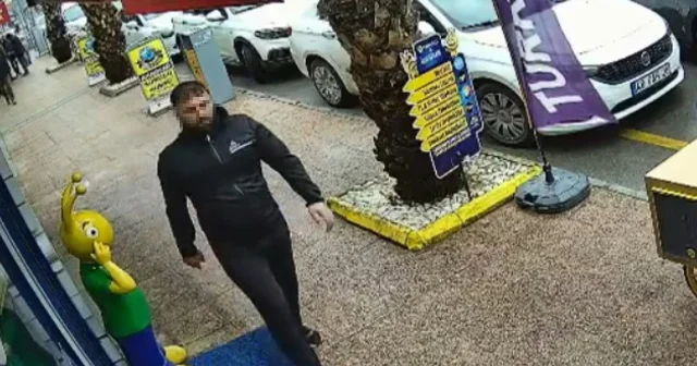 Tabancayla kuyumcuya girip 100 gram altını aldı, havaya ateş açıp kaçtı Mersin Haberleri