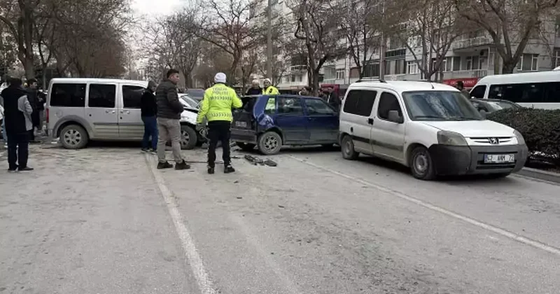 Konya da ortalık savaş alanına döndü! 7 aracın arasına daldı: 2 yaralı!