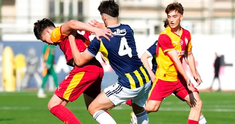 Fenerbahçe güle oynaya geldiği Galatasaray derbisinde yıkıldı