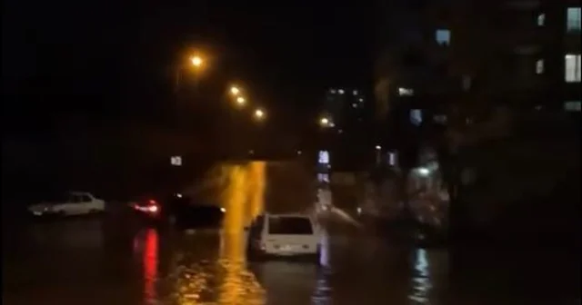 Adana da sağanak; otomobiller sular altında kaldı Adana Haberleri