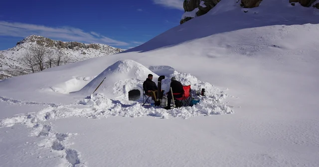 Şehir yaşamından uzaklaşıp dağda yaptığı kardan barınaklarda doğayla baş başa kalıyor Şırnak Haberleri