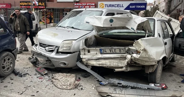 Kamyonet, kırmızı ışıkta bekleyen 7 aracın arasına daldı: 2 yaralı Konya Haberleri