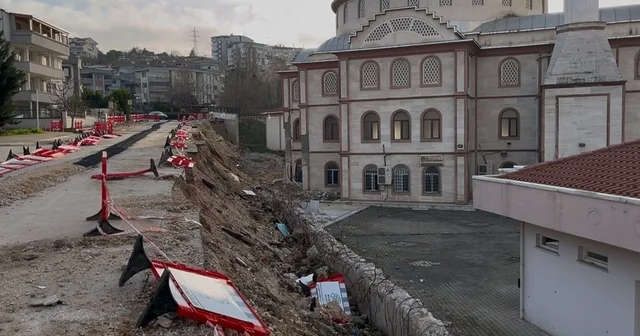 Bursa da 2 aylık çile...Çöken duvar yolu da camiyi de kapattı Bursa nın en nezih yeri savaş alanı gibi kaldı Bursa Haberleri