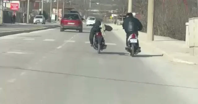 Kasksız sürücünün motosikleti yüzüstü yatarak kullandığı anlar kamerada Tokat Haberleri