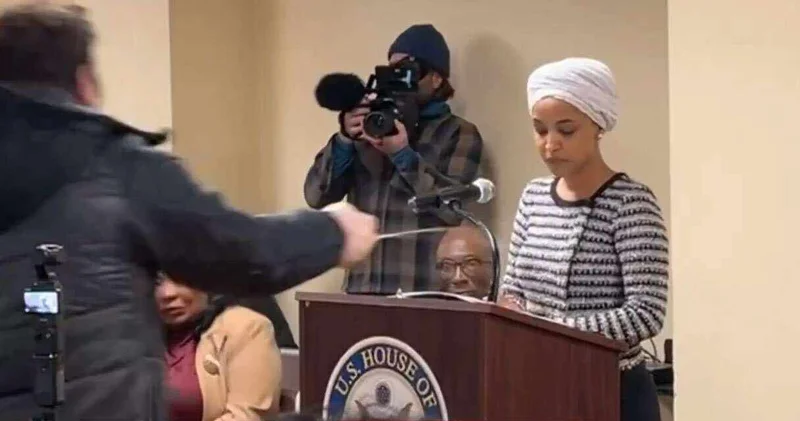 Ilhan Omar a kürsüde şırıngalı saldırı! Trump hedef göstermişti