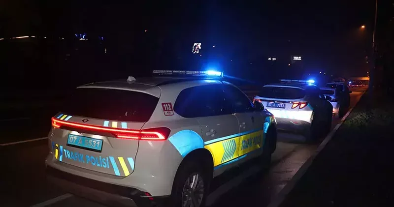 Yol kenarında park halindeki minibüste ölü bulundu