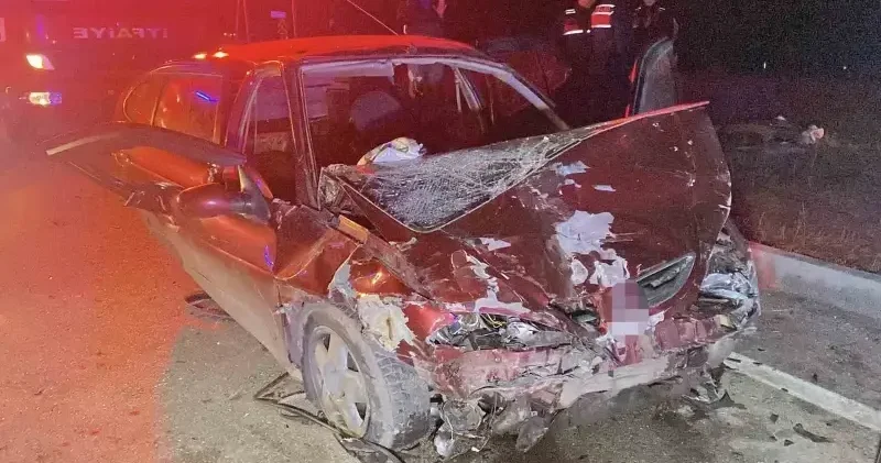 İki otomobil çarpıştı araçlar hurdaya döndü: Sekiz yaralı Çorum Haberleri