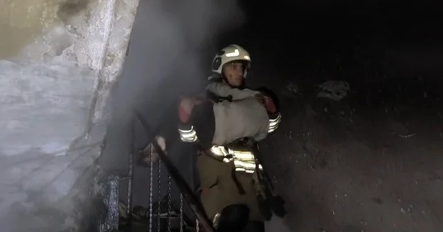 Yanan evdeki 7 kişilik aileyi itfaiye kurtardı Hatay Haberleri