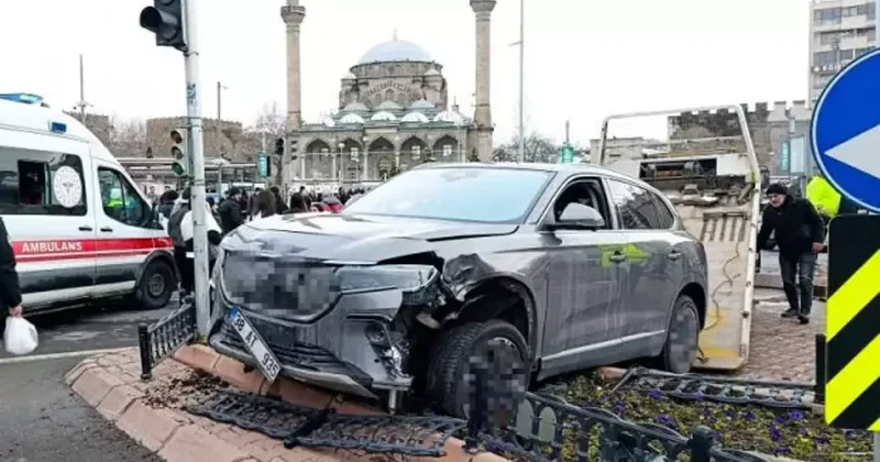 Kayseri de araç yayaların arasına daldı