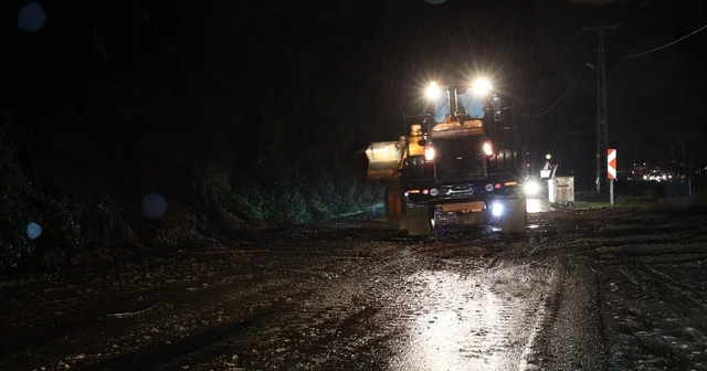 Ordu da sağanak sonrası heyelanlar meydana geldi Perşembe ilçesinin 10 noktasında heyelanlar yaşandı, ekipler müdahale etti Ordu Haberleri