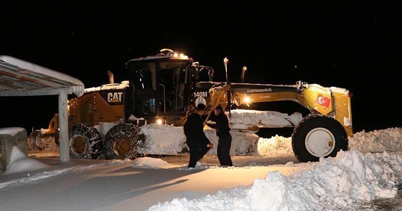 Ekipler, yolu kardan kapalı mahalledeki KOAH hastasına 4,5 saatte ulaştı