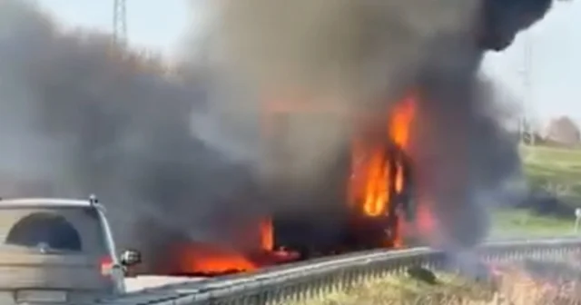 Edirne de domates yüklü TIR alev alev yandı; o anlar kamerada Edirne Haberleri