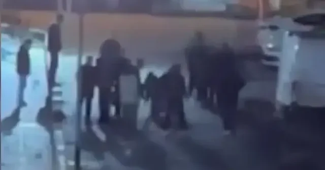 Beyoğlu’nda iki grup tekme tokat birbirine girdi VİDEO İZLE