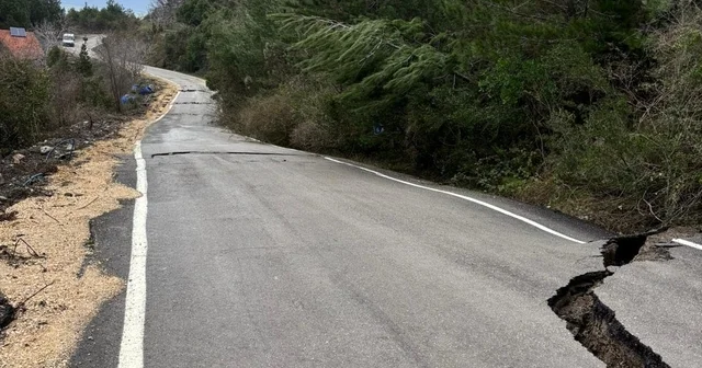 Kastamonu da heyelan nedeniyle sahil yolunda yarıklar oluştu Kastamonu Haberleri