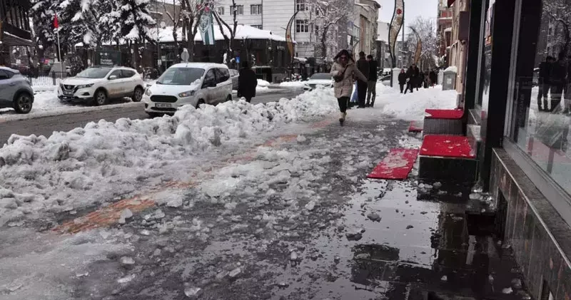 Başına buz sarkıtı düşen 9 yaşındaki kız yaralandı