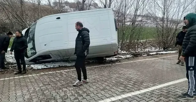 Çorum’da panelvan araç yan yattı: 1 yaralı VİDEO İZLE