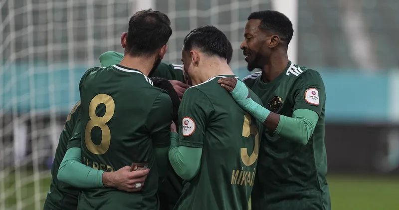 Üst üste 7. maçını kazanıp Erzurumspor u liderlikten indirdiler