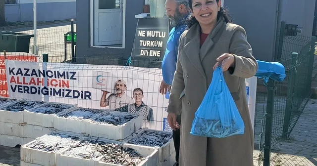 Edirne de 350 kilogram hamsi dağıtıldı Edirne Haberleri
