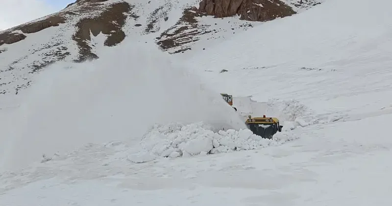 Van’da ekiplerin zorlu karla mücadele çalışması