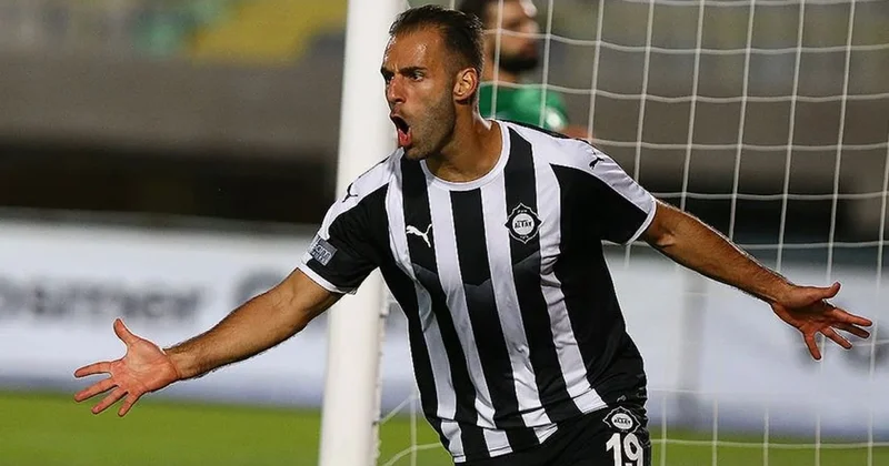 Türkiye de 4 sezon gol kralı olmuştu: Futbola resmen veda etti Sözcü Gazetesi