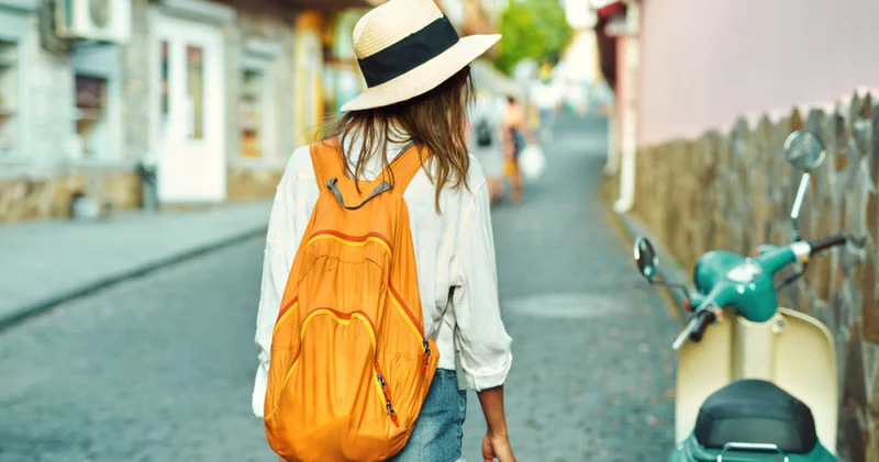 Tek başına seyahat etmek isteyen kadınlar için basit ipuçları