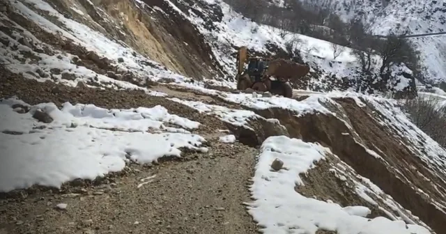 Çüngüş te heyelan sonucu kapanan yol ulaşıma açıldı Diyarbakır Haberleri