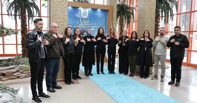 İşitme engelli öğrencilerin hayatlarını kolaylaştırmak için işaret dili öğreniyorlar Niğde Haberleri