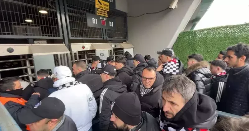 Serdal Adalı, Kocaeli deplasmanında taraftarlarla tribüne girdi