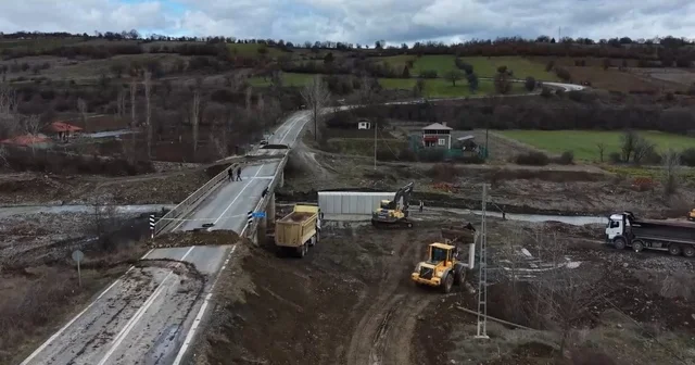 Çomu çayı köprüsü ulaşıma kapatıldı, ekiplerin geçici köprü için yoğun mesaisi dronla görüntülendi Çorum Haberleri