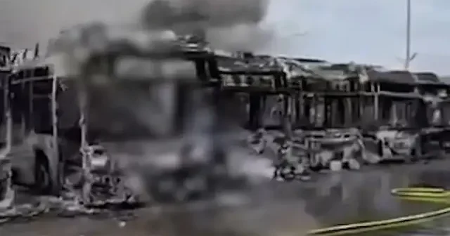 İran ın İsrail e düzenlediği füze saldırısının ardından Tel Aviv de 28 otobüs yandı VİDEO İZLE