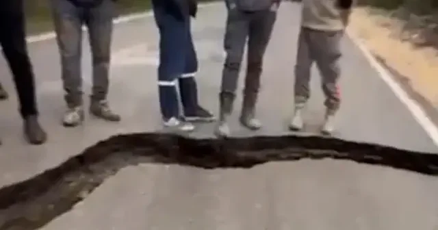 Kastamonu da Cide Doğanyurt kara yolu heyelan nedeniyle ulaşıma kapandı VİDEO İZLE