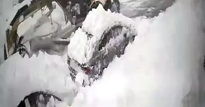 İş makinesinin yol temizliği sırasında kara gömülen otomobile çarptığı kaza kamerada