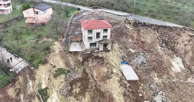 Ordu da heyelan nedeniyle 2 ev ile halı saha yıkıldı Ordu Haberleri