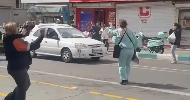 İran da rejim karşıtları İsrail in saldırılarını dans ederek kutladı VİDEO İZLE