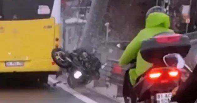 Köprüde otobüs ve bariyer arasına giren motosikletli havada taklalar attı!