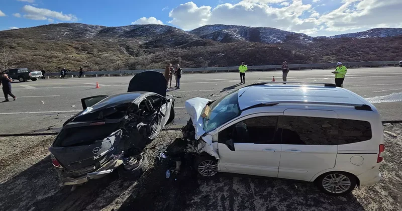 Bingöl de otomobil ile hafif ticari araç çarpıştı, 1 kişi öldü, 4 kişi yaralandı