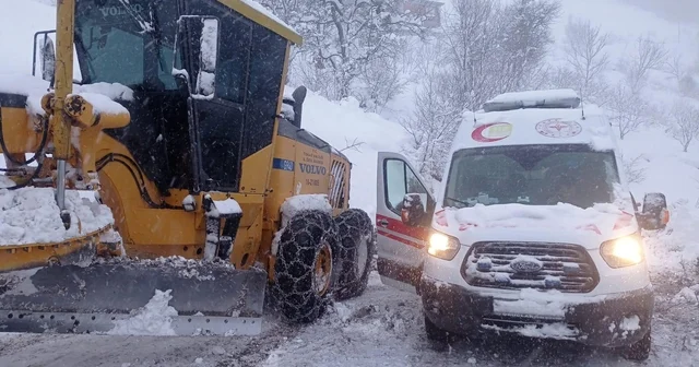 Tokat ta yolu kardan kapanan köyde rahatsızlanan hasta ekiplerce hastaneye ulaştırıldı Tokat Haberleri