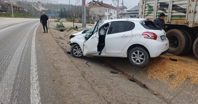 Bilecik te direksiyon hakimiyetini kaybeden otomobil park halindeki tıra çarptı Bilecik Haberleri