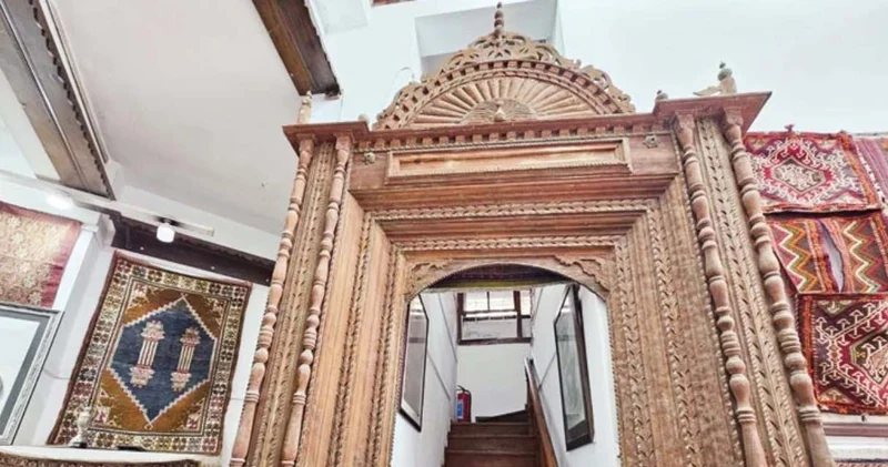 700 yıllık mihrabı kapı süsü yaptı: Fark edilince satıp Afrika ya kaçtı!