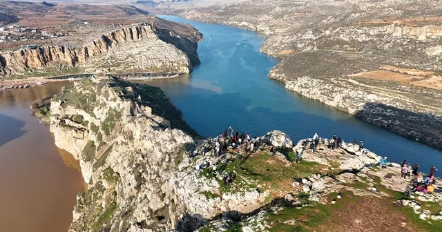 Şanlıurfalı doğaseverler Rumkale de bağımlılık ve şiddete karşı yürüdü Şanlıurfa Haberleri