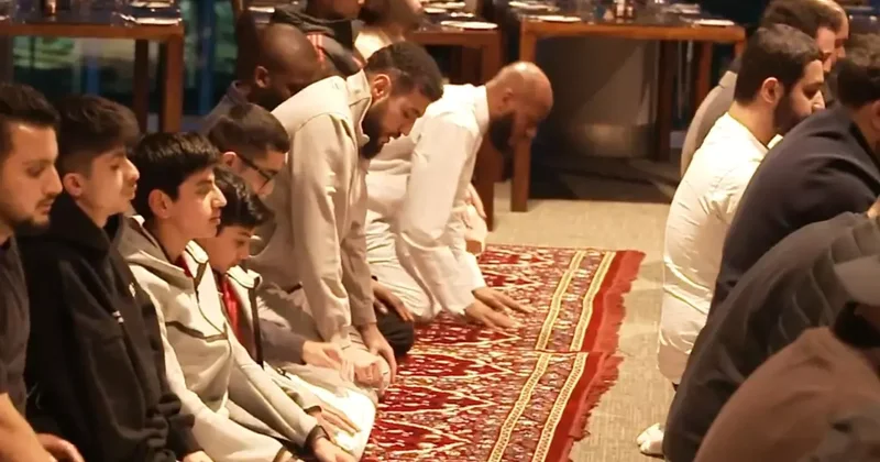 Manchester United iftar yemeği düzenledi