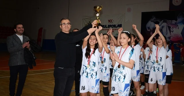 Büyükşehir Spor A.Ş. Kız Hentbol Takımı, Kayseri İl Birincisi oldu Kayseri Haberleri